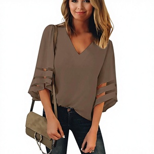 Blusa de mujer con cuello en V y paneles de malla, manga 3/4 acampanada, estilo holgado - Product Image 1