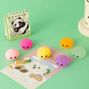 Jouet de décompression arc-en-ciel, jouet à pincer musical, petits pains colorés, simulation d'aliments mignons, jeu créatif et amusant, petits jouets populaires en ligne - Product Image 3