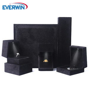 Caja de Joyería Personalizada EVERWIN con Luz LED, Forro de Terciopelo de Lujo, Caja para Anillos con Bisagras, para Colgantes, Pulseras, Collares y Joyería - Product Image 1