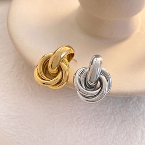 Boucles d'oreilles clous torsadées multicouches plaquées or, design géométrique tendance pour femme, bijoux de fête - Product Image 2