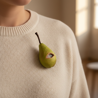 Broche en bois artisanale cinétique, motif fruit, peinte à la main, avec œil mobile, bijou mécanique unique, pomme, poire, idée cadeau