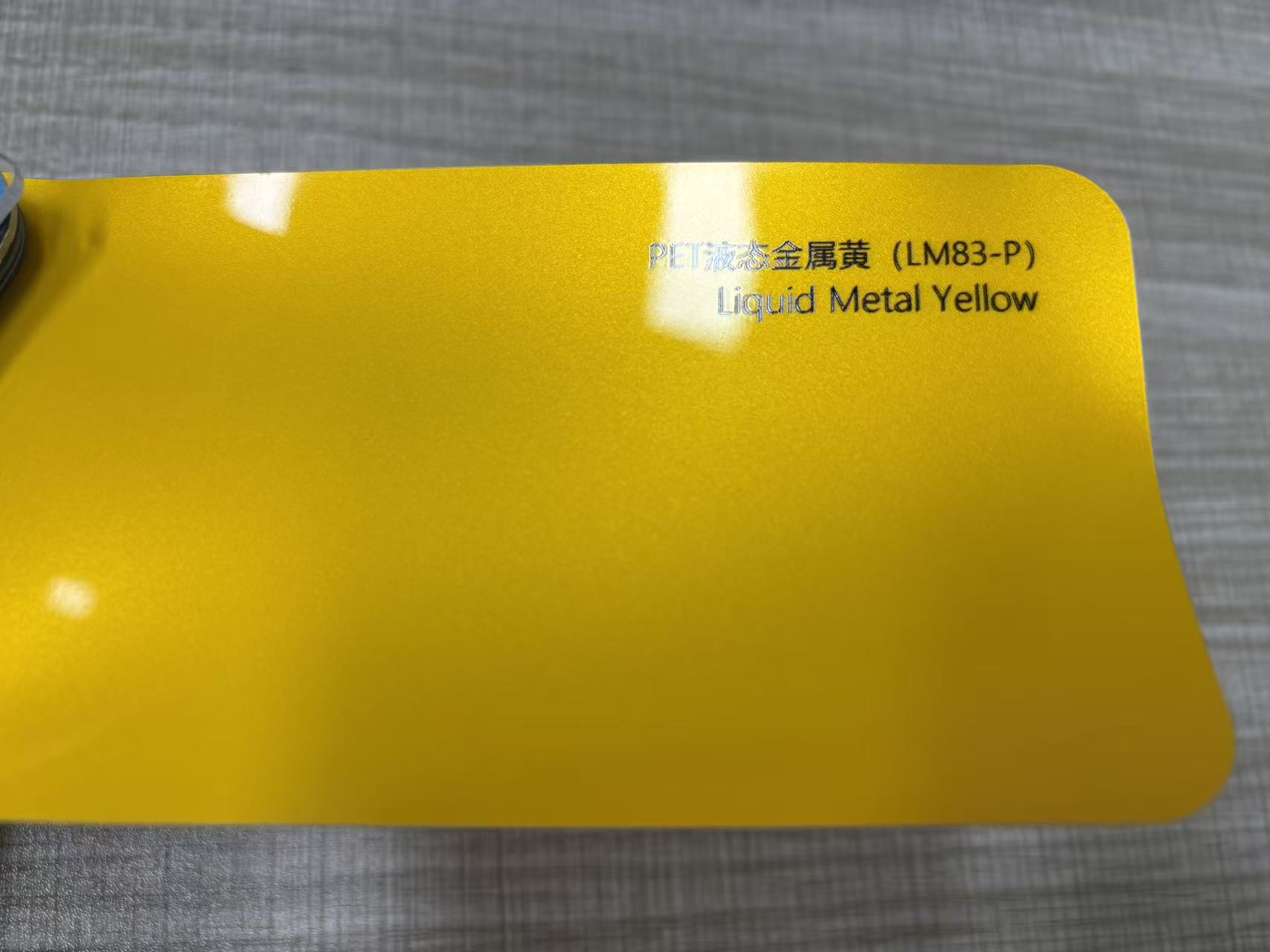 Jaune métal liquide