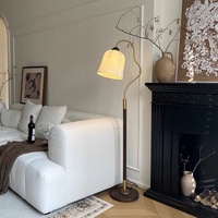 Canapé rétro Nanyang, table de style américain haut de gamme pour ambiance de pêche, lampe sur pied de style français pour lecture, salon