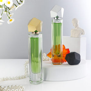 Flacon <span class=keywords><strong>de</strong></span> <span class=keywords><strong>parfum</strong></span> vide haut <span class=keywords><strong>de</strong></span> gamme en verre transparent <span class=keywords><strong>de</strong></span> 30 ml, forme carrée épurée avec buse pulvérisatrice et capuchon irrégulier multi-facettes - Product Image 3