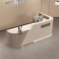 Comptoir de caisse en bois à haute capacité de charge avec arc circulaire, résistant à l'usure et anti-salissures, idéal pour les salons de beauté et les centres commerciaux