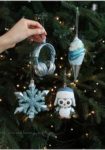 Set di Decorazioni Natalizie Blu Glitterate - Pinguino, Fiocco di Neve, Gelato, Cuffie, Stella, Conchiglia, Pattini da Ghiaccio - Decorazioni Pendenti - Product Image 2