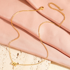 Collier avec pendentif initial miniature de la A à la Z, plaqué or 18 carats, en acier inoxydable, pour femmes, pour fêtes, mariages, anniversaires - Product Image 3