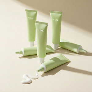 ครีมกันแดดเนื้อบางเบา ไม่เหนียวเหนอะหนะ กันน้ำ ต่อต้านริ้วรอย ช่วยให้ผิวขาวกระจ่างใส พร้อมบำรุงผิว SPF50+ สำหรับใช้เป็นเบสเมคอัพและไพรเมอร์ - Product Image 4