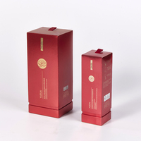Boîte Cadeau Cérémonielle Rouge et Or en Carton Rigide avec Artwork Détailné en Couleur Personnalisé pour Souvenir