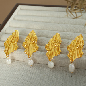 ต่างหูรูปทรงขนนกสีทองประดับมุกโลหะผสมสังกะสีเครื่องประดับแฟชั่น EH164 - Product Image 3