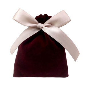 Sac en velours super doux de couleur marron avec logo personnalisé, vente en gros, sac d'emballage de bijoux en velours de luxe de haute qualité - Product Image 1