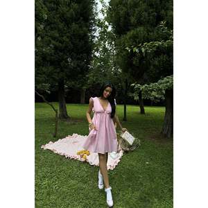 Vestido Mini Vintage Rosa de Alta Calidad con Tirantes, Cintura Ajustada, Cuello Cuadrado y Decoración Calada, Tallas XS-XL Disponibles - Product Image 2