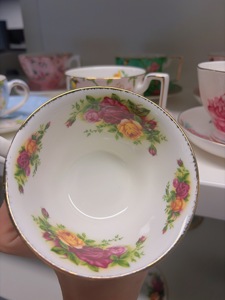 Ensemble de tasses à thé et soucoupes en céramique personnalisées avec logo, bord doré, style européen, motif rose, écologique, durable, idéal pour le thé de l'après-midi, cadeau de mariage - Product Image 2