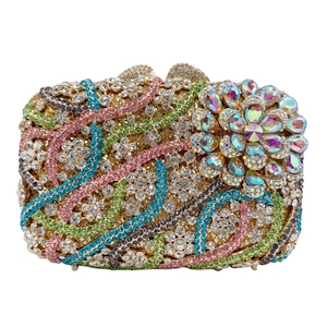 Bolso de mano de lujo para mujer con diseño floral de pedrería, correa de cadena y cuentas brillantes para bodas y fiestas. - Product Image 1