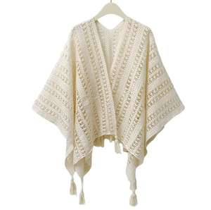 Châle évidé d'inspiration vintage pour les femmes à porter comme cape ou écharpe pendant les mois les plus froids - Product Image 5