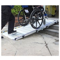 Rampes de fauteuil roulant en aluminium argenté léger fabriquées en Chine pour les marches, rampe pliable