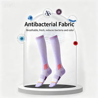 Chaussettes de compression sportives respirantes en nylon coloré de haute qualité, avec design anti-transpiration et montant haut, idéales pour la course à pied
