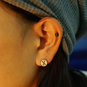 Pendientes de Acero Inoxidable con Letras del Alfabeto Inglés, Pendientes de Concha para Mujer, Estilo Americano, Oro de 18K, Venta al por Mayor - Product Image 3