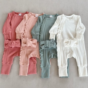 Body per Neonati Primaverile Personalizzato in Colori Neutri con Volant e Zip, Pigiama Intero in Maglia a Coste, Tutina per Bambini - Product Image 1