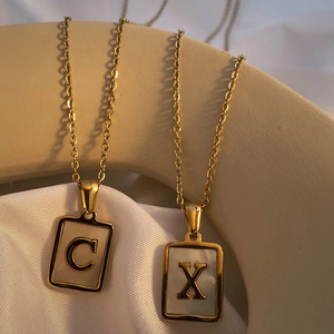 Collana con Ciondolo a Lettera A-Z in Acciaio Inossidabile Placcato <span class=keywords><strong>Oro</strong></span> 18K, Catena con Conchiglia Bianca, Unisex, Stile Semplice ed Elegante, Vendita all'Ingrosso - Product Image 3