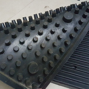 แผ่นยางกันลื่นแบบแข็ง 100x80x2.5 มม. ลดเสียงรบกวน สำหรับลานจอดรถใต้ดิน ลดความเร็วการจราจร - Product Image 1