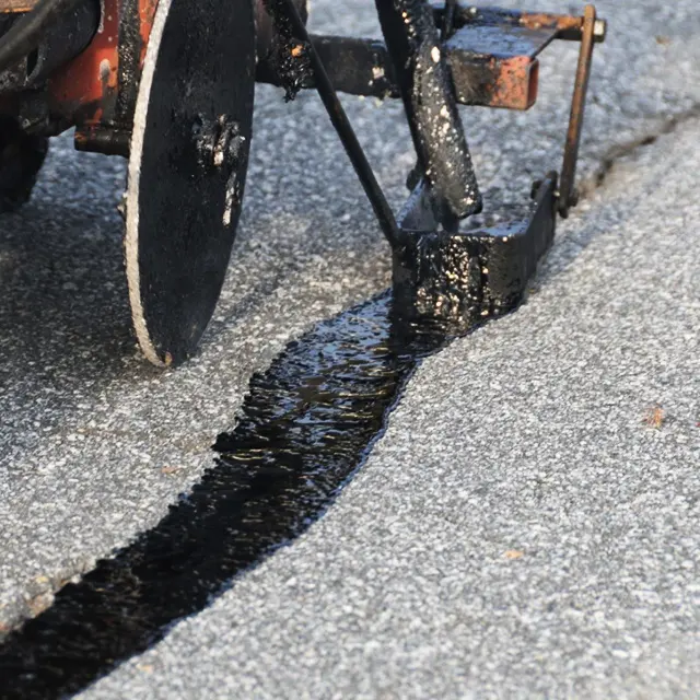 Hot Melt Bituminous Sealant Crack and Joint Sealant Road Pouring Glue for Road Surface Maintenance