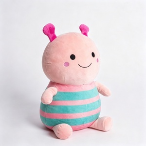 Mochila de Peluche Personalizada con Diseño de Oruga Rosa y Verde, Relleno de Algodón PP, Diseño de Insecto Adorable para Uso Unisex - Product Image 1