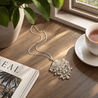 Collier réglable pour femme, style français, avec chaîne de main Nala à perles d'imitation florales, pendentif délicat feuille de fleur, bracelet vintage raffiné