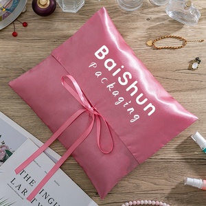 Lingerie imprimée avec logo personnalisé, <span class=keywords><strong>enveloppe</strong></span> d'emballage de vêtements, sac en satin avec nœud, emballage de luxe pour perruque de cheveux, pochette en soie avec rabat anti-poussière - Product Image 2
