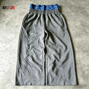 Pantalon de jogging ample pour homme en molleton épais 400 g/m², avec logo personnalisé imprimé, double taille et imprimé léopard, coupe large - Product Image 1