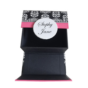 Boîte cadeau rigide à ouverture rabattable de luxe personnalisée avec plaque nominative - Emballage noir et rose pour cadeaux et cosmétiques - Product Image 1
