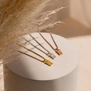 <span class=keywords><strong>Collana</strong></span> di Moda con Ciondolo a Lettera dell'Alfabeto Fai da Te <span class=keywords><strong>Nome</strong></span> Colore Personalizzato Placcata Oro 18K Catena a Scatola Mini Ciondolo Rettangolare con Lettera Iniziale - Product Image 2