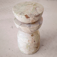 Table d'appoint en marbre à trois niveaux, design viral, forme arrondie, veinage pastel doux, pour coin de canapé
