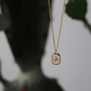 Collar de acero inoxidable chapado en oro de 18K para mujer, colgante de concha blanca geométrica, Estrella del Norte - Product Image 4