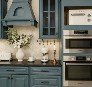 Gabinetes de Cocina de Madera Maciza de Estilo Clásico de Lujo con Acabado Verde Azulado, Encimera de Mármol y Electrodomésticos Integrados - Product Image 1