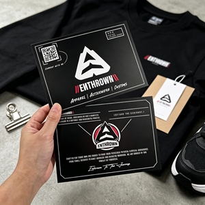 Carte de remerciement noire personnalisée imprimée, insert en papier noir mat avec logo et code QR pour marque de vêtements - Product Image 1