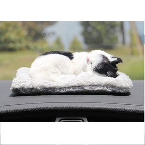 Ornement et <span class=keywords><strong>d</strong></span>écor de voiture de jouet de <span class=keywords><strong>chien</strong></span> de sommeil de simulation de peluche <span class=keywords><strong>d</strong></span>'ABS avec le sac de charbon de bois en bambou - Product Image 4