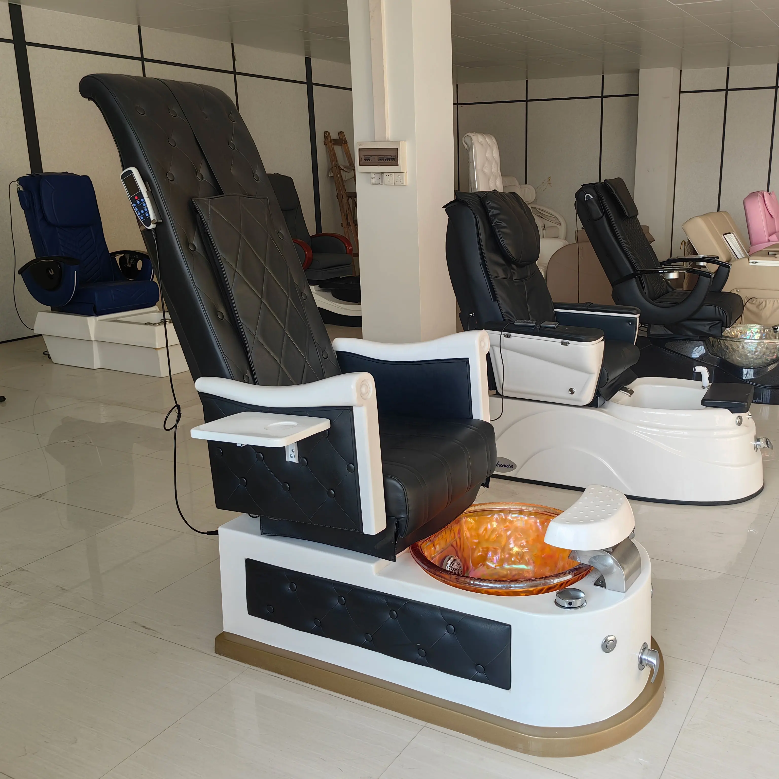 Kursi salon kecantikan, peralatan toko kuku Modern, kursi manikur spa pedikur kaki emas hitam mewah dengan pijat