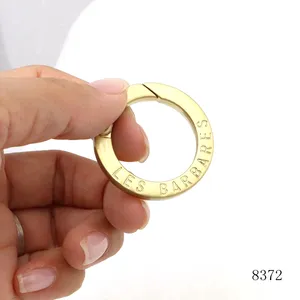 Pemegang cincin kunci klip O cincin kancing datar ukir logo gesper emas disikat