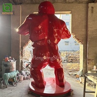 Statue de gorille rouge en fibre de verre personnalisée de 300 cm de haut avec cœur bleu, sculpture de personnage de film célèbre en résine