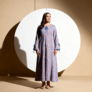 Robe Abaya Modeste en Polyester de Couleur Unie de Qualité Supérieure pour Femmes Musulmanes, Personnalisable et Vente en Gros - Product Image 1