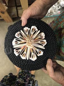Sac rond en rotin noir avec coquilles naturelles, fabriqué au Vietnam, livraison gratuite - Product Image 4
