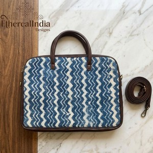 Sac pour ordinateur portable Ikat Rug en coton bleu imprimé au bloc, sac fourre-tout de bureau avec poignée en résine et bandoulière - Product Image 2