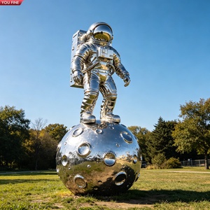 YOUFINE Escultura de Astronauta de Acero Inoxidable Pulido a Espejo de Tamaño Real, Estatua de Hombre del Espacio en la Luna para Decoración de Exteriores - Product Image 1