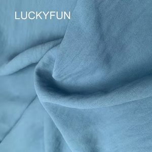 قماش مايكروفايبر منسوج من الحرير/القطن العضوي ناعم الملمس، مصقول ومزغب، مصبوغ بلون واحد، مضاد للكهرباء الساكنة، مقاوم للرياح، متوسط السماكة للفساتين - Product Image 2