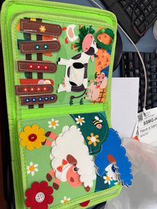 Livre sensoriel en feutre pliable et portable sur le thème de la ferme, avec patchs animaux détachables, pour l'éveil et l'apprentissage précoce des bébés - Product Image 2