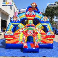 Château gonflable commercial à thème carnaval avec toboggan et zone d'escalade pour location de fêtes d'enfants