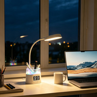 Lámpara de Escritorio con Portalápices, Blanca, Regulable, con Reloj, Carga USB y Luz Ambiental RGB para Venta al por Menor, OEM, ODM