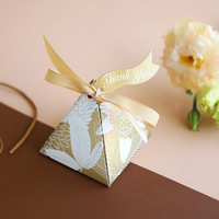 Leere Goldene Schokoladen-Süßigkeiten-Boxen Pyramidenförmige Dreieckige Hochzeits-Gastgeschenk-Box UV-Beschichtung Glitzer-Papierbox Direktverkauf ab Werk