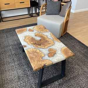 โต๊ะเรซิ่นและไม้ ทนทาน คุณภาพพรีเมียม ไม้เนื้อแข็งผสมเรซิ่นเพื่อการใช้งานยาวนาน ดีไซน์ทันสมัยไม่ซ้ำใคร สมบูรณ์แบบ - Product Image 4